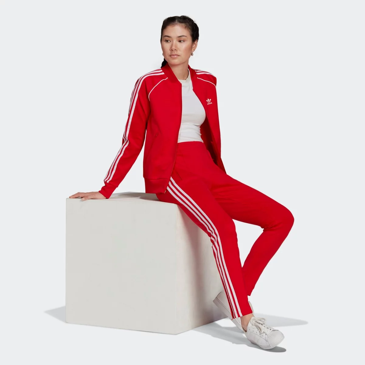 he9562_app_on-model_walking_gradient-huge-665775a452319