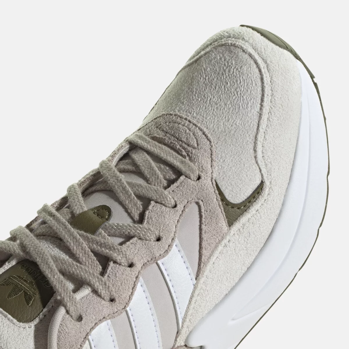 gy9578_9_footwear_photography_detail-view-2_transparent-huge-66581f538f2e7