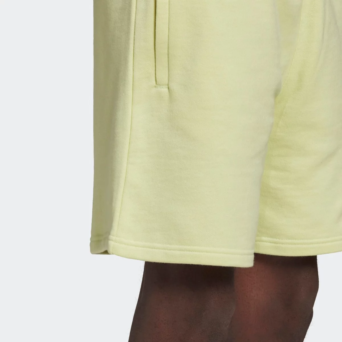 h39972_app_on-model_detail-2_gradient-huge-66575401d7a37