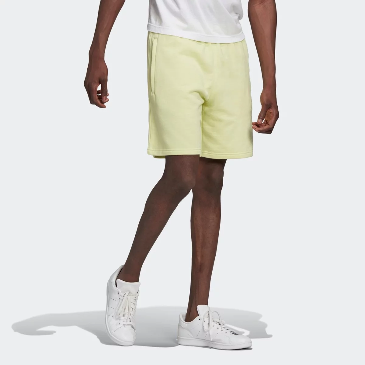 h39972_app_on-model_walking_gradient-huge-665754082b136