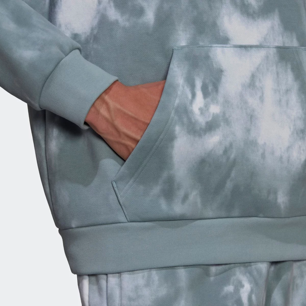 he9436_app_on-model_detail-2_gradient-huge-665776e07a52b