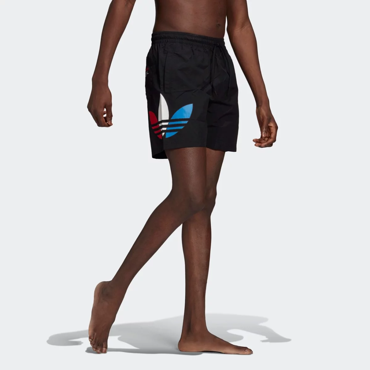 gn3568_app_on-model_walking_gradient-huge-66575378bc931