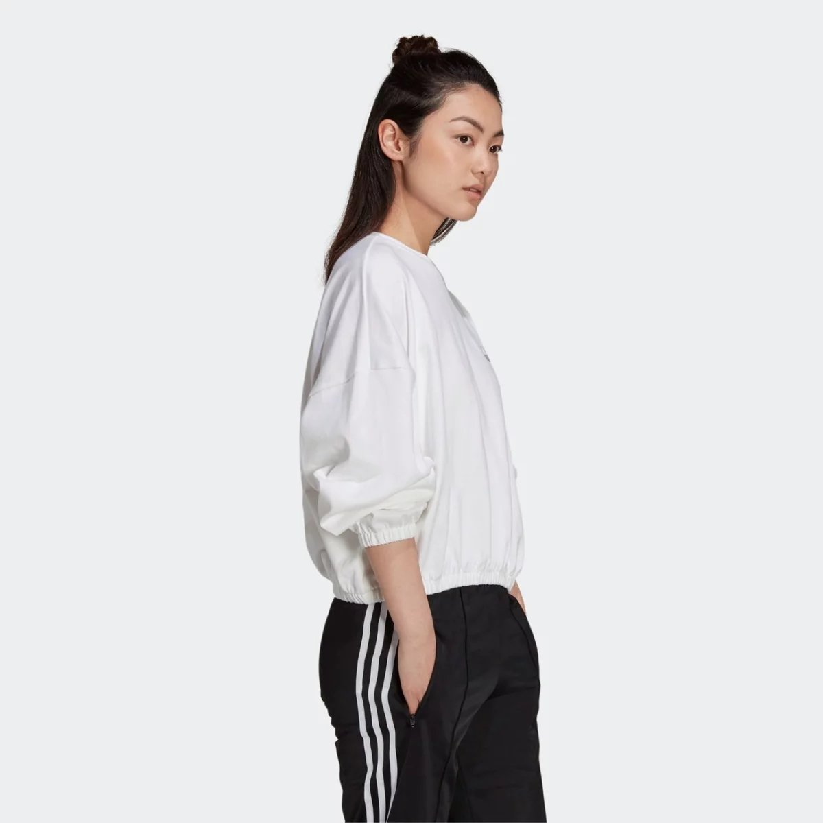 h17943_app_on-model_walking_gradient-huge-665761742acb9