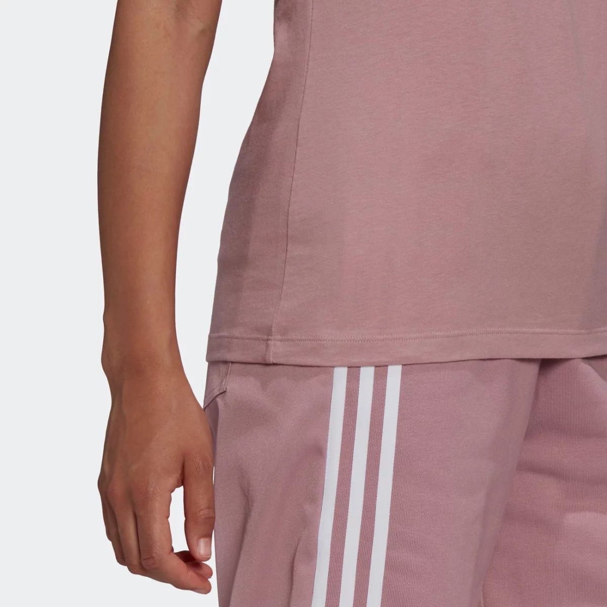 hb9485_app_on-model_detail-2_gradient-huge-66577a9bd2c29