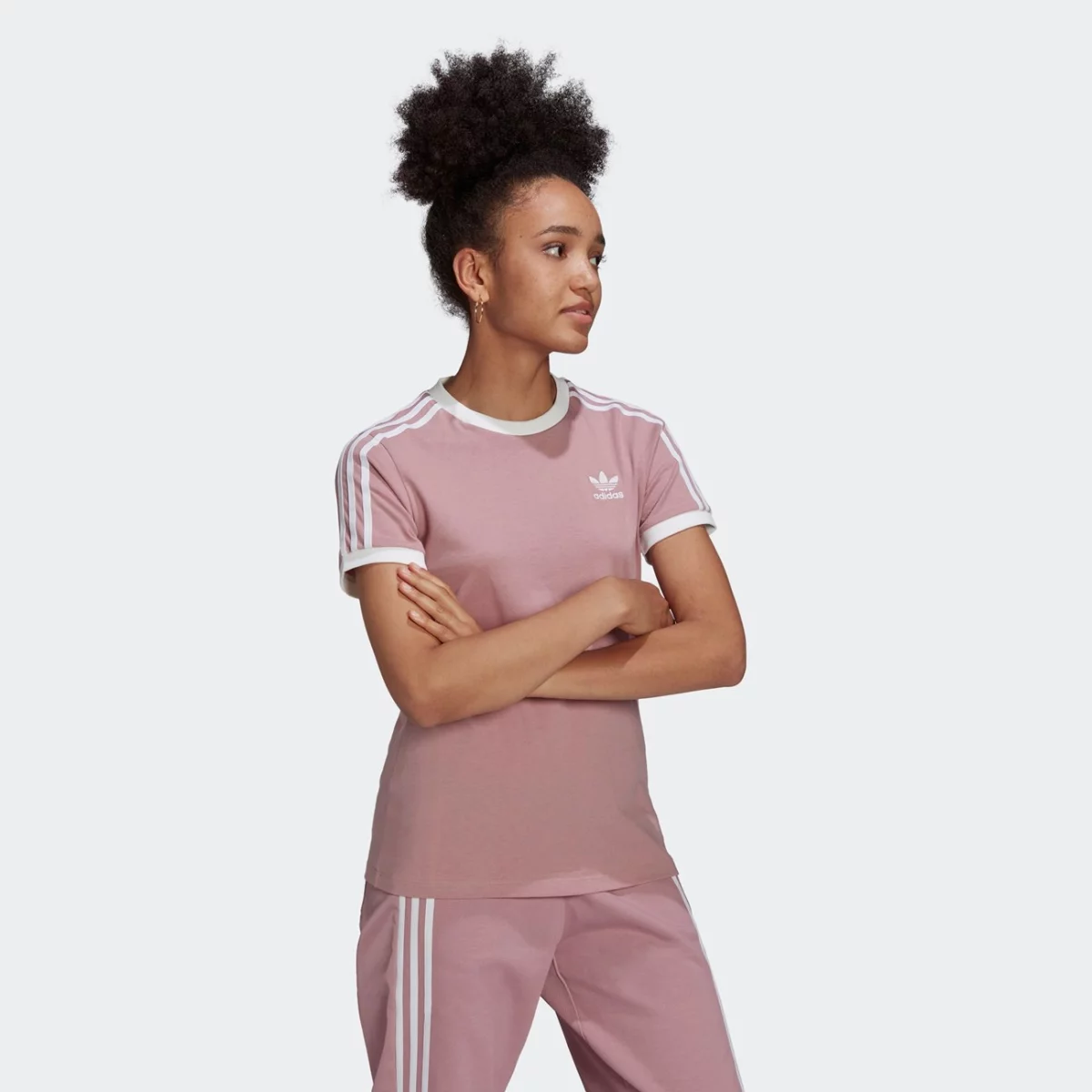 hb9485_app_on-model_walking_gradient-huge-66577a9871078