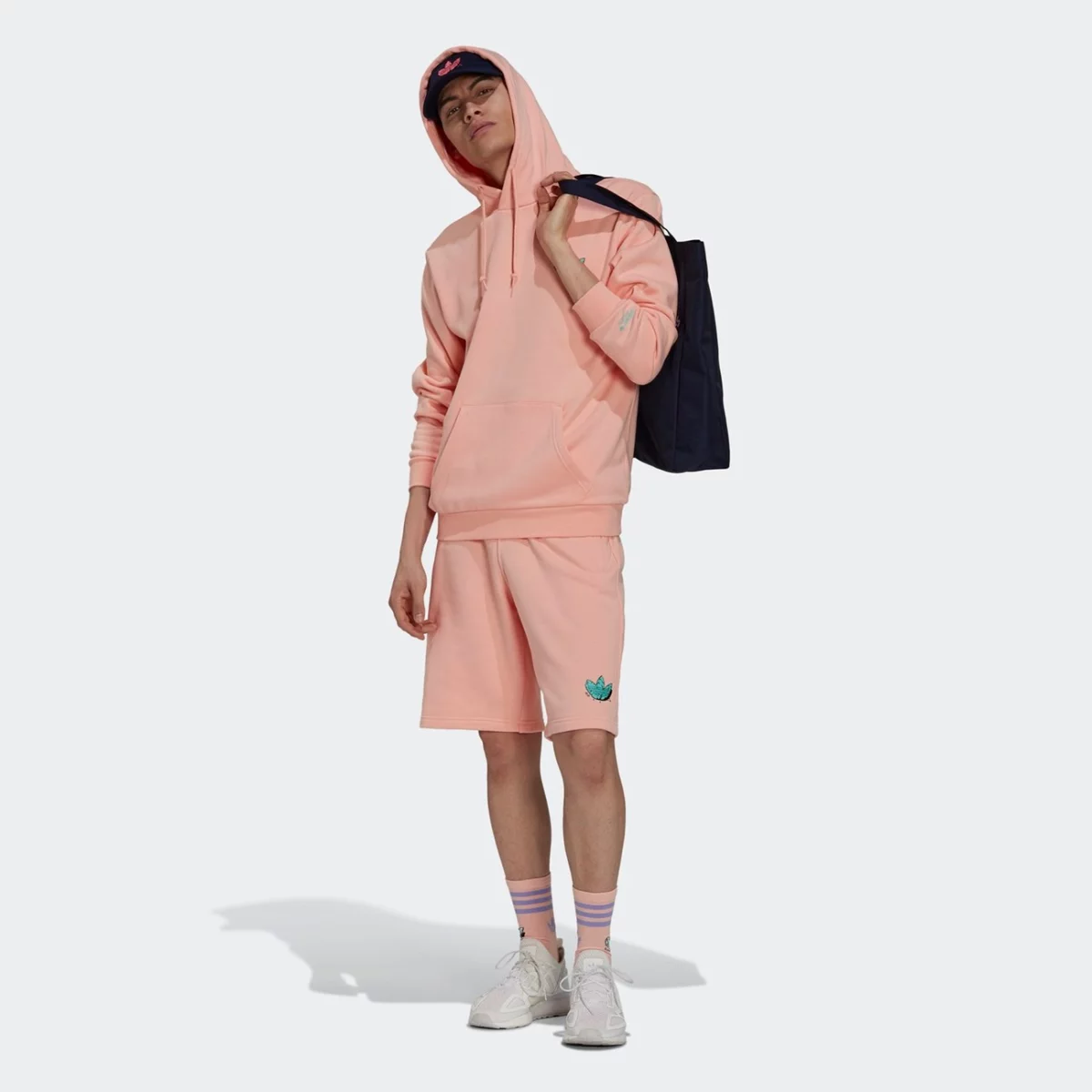 h13443_app_on-model_standard-outfit_gradient-huge-665763832e09f