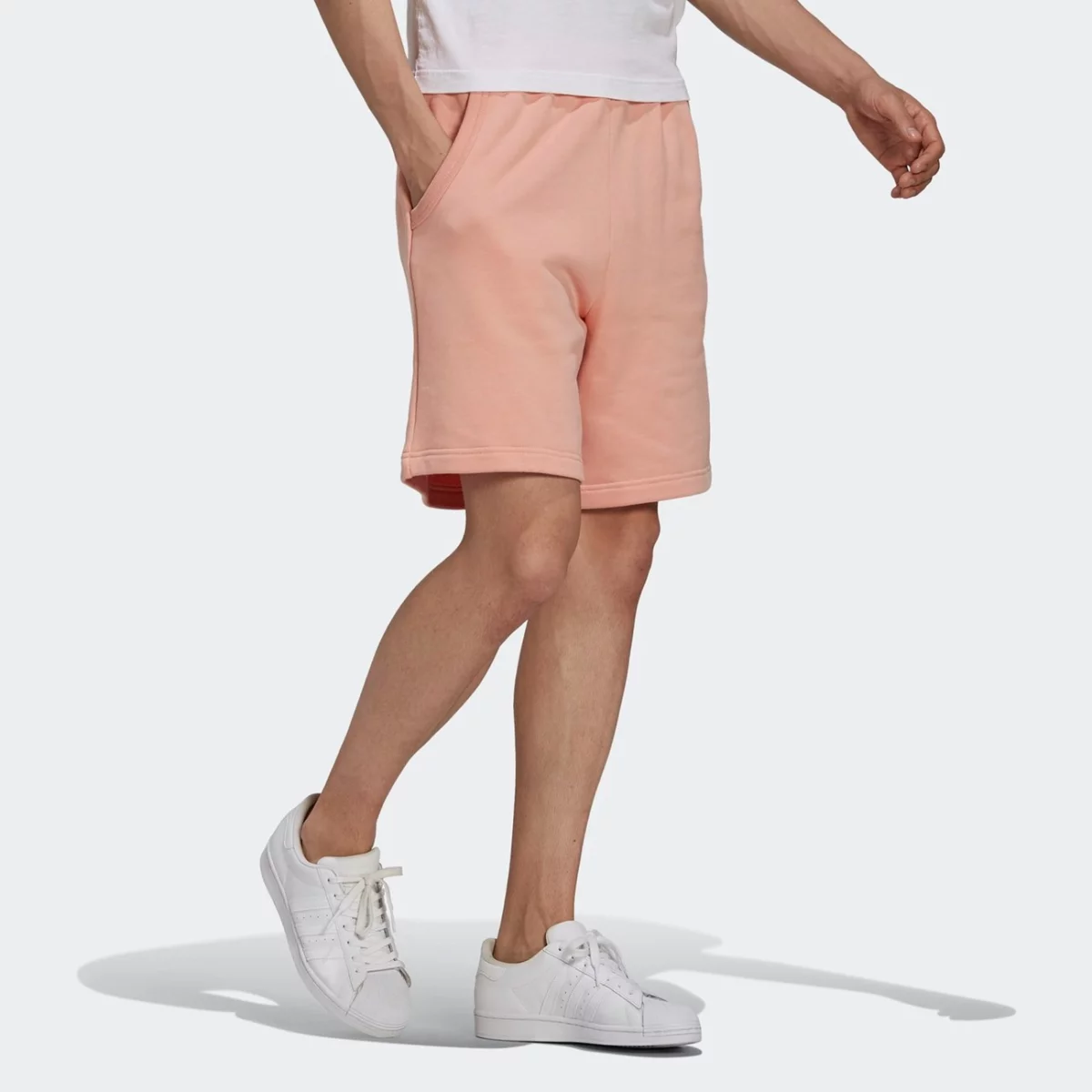 gn3287_app_on-model_walking_gradient-huge-6657564420bb7