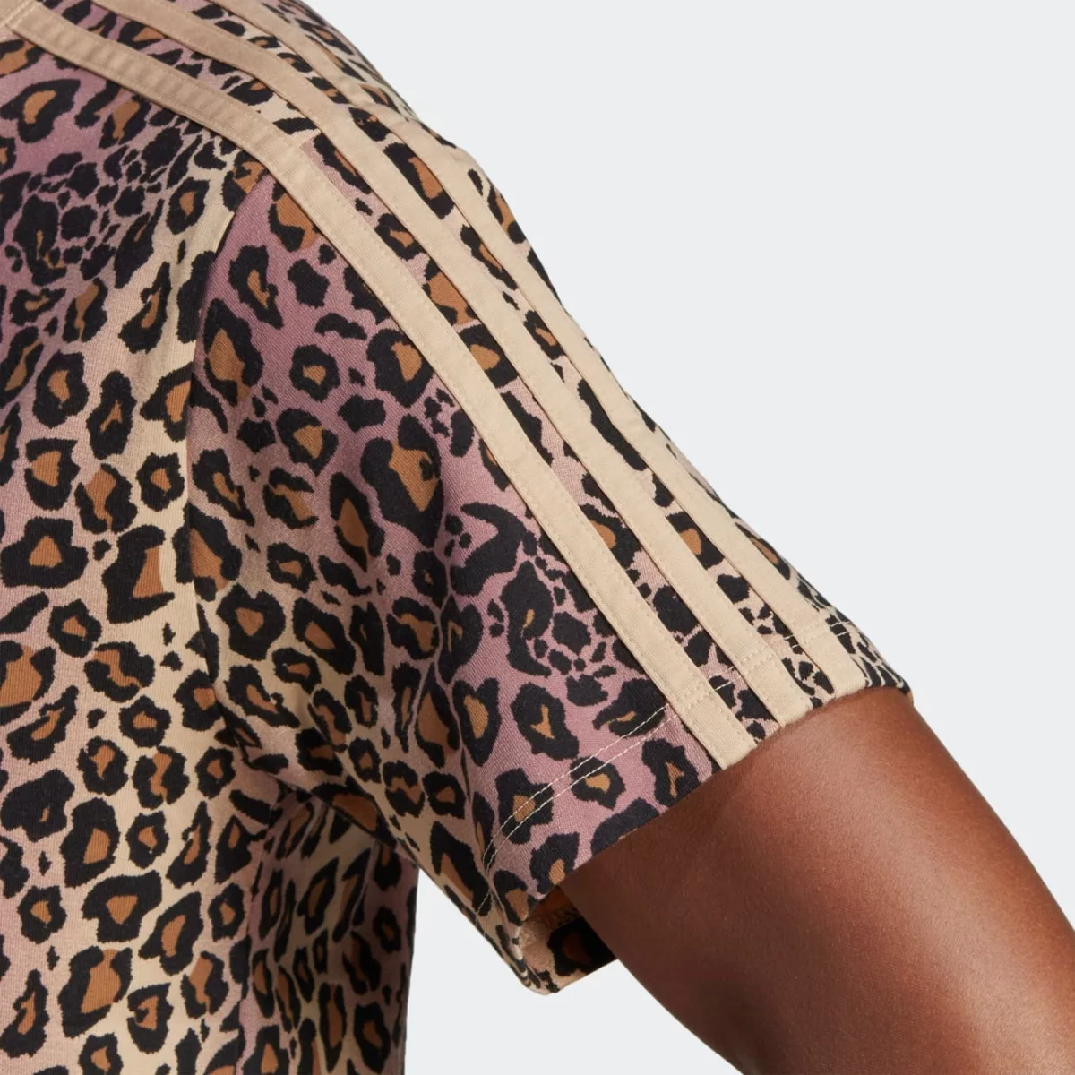 hk5185_8_apparel_on-model_detail-view-2_grey-huge-665794a324553