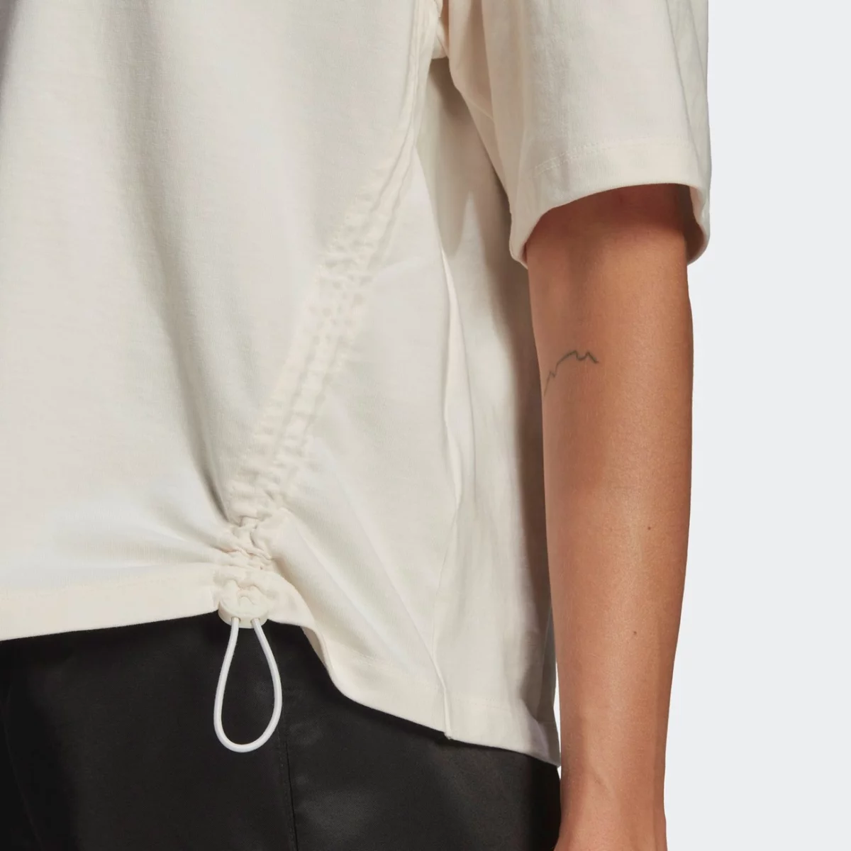 he9561_app_on-model_detail-2_gradient-huge-6657759d7e894