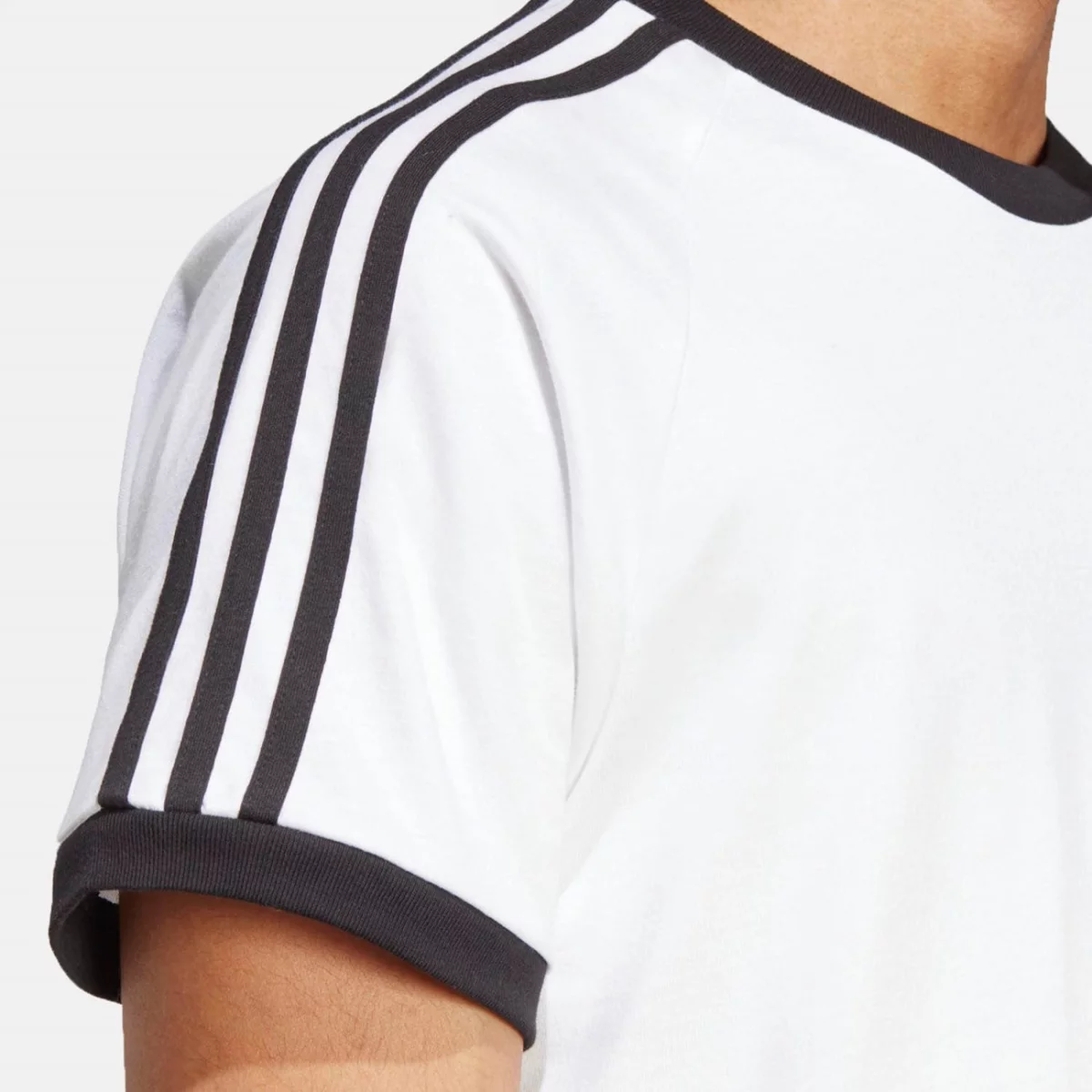 _0003_ia4846_8_apparel_on-model_detail-view-2_grey-huge-6657a14fe967d