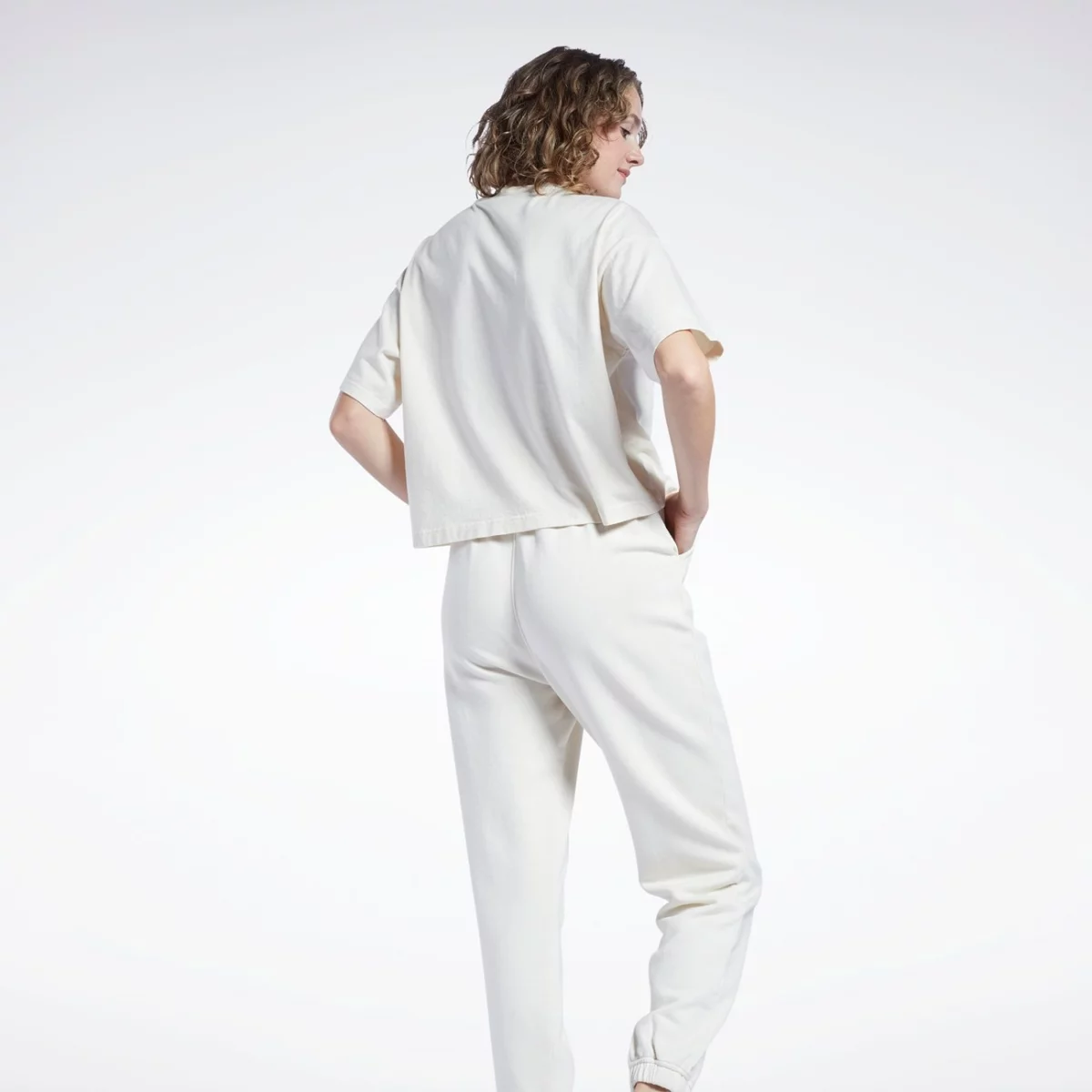 h46810_app_on-model_back_gradient-huge-6657784188a5b