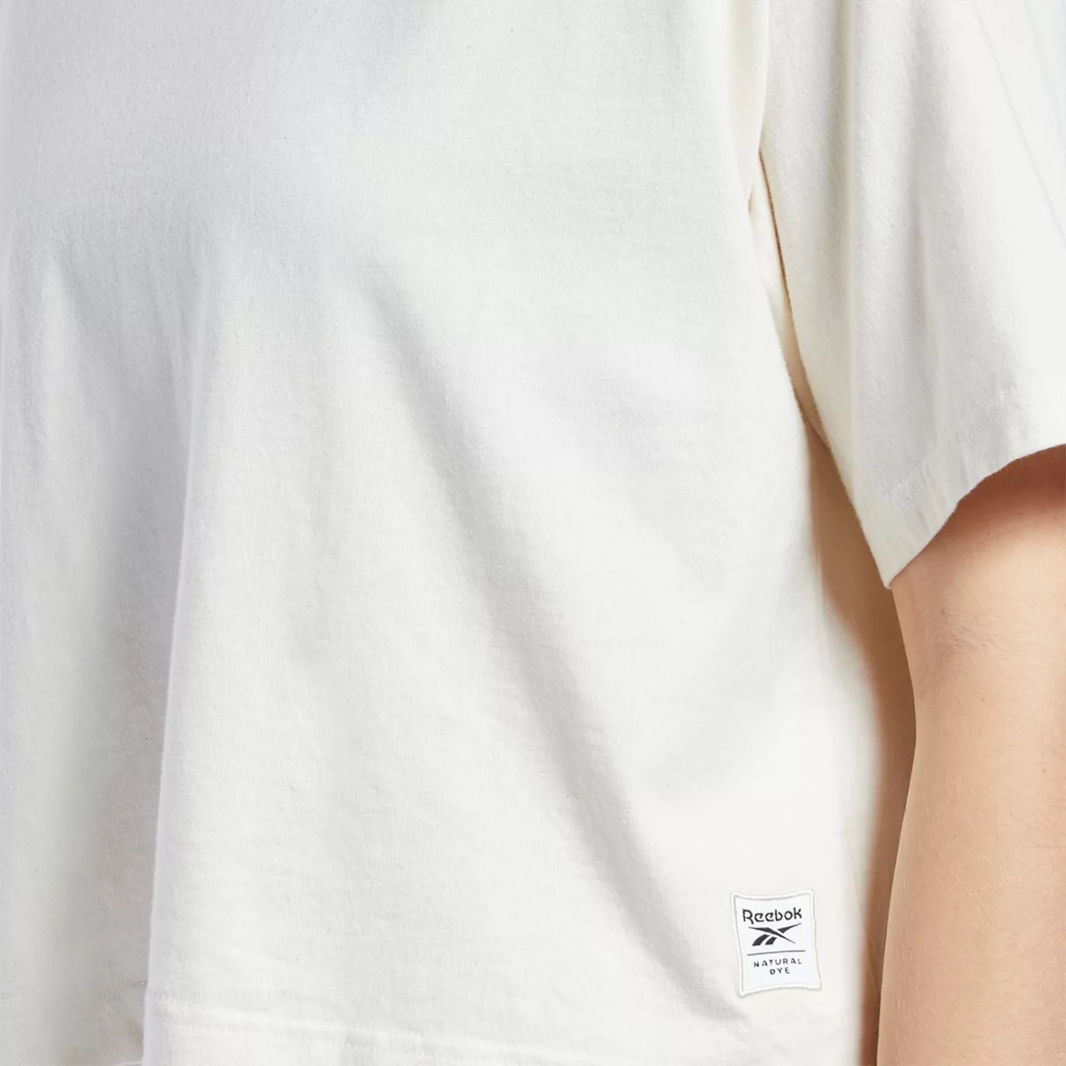 h46810_app_on-model_detail-1_gradient-huge-66577847a6be2