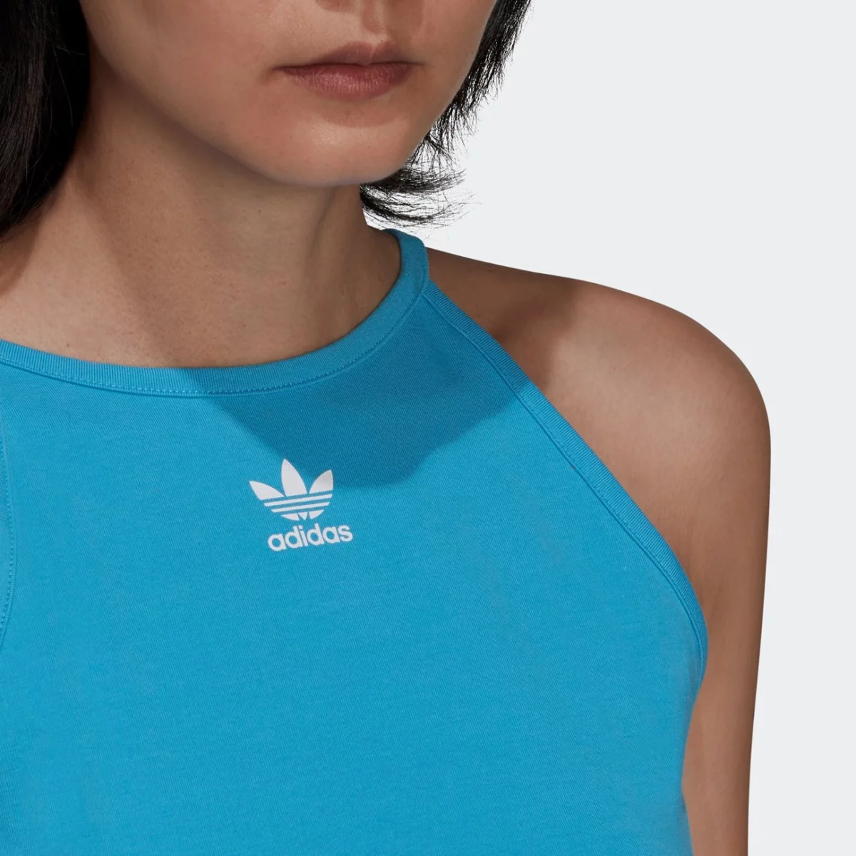 hc1976_app_on-model_detail-2_gradient-huge-665779a5649e0