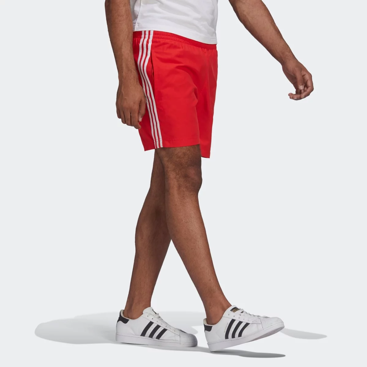hf2120_app_on-model_walking_gradient-huge-665775409fccb