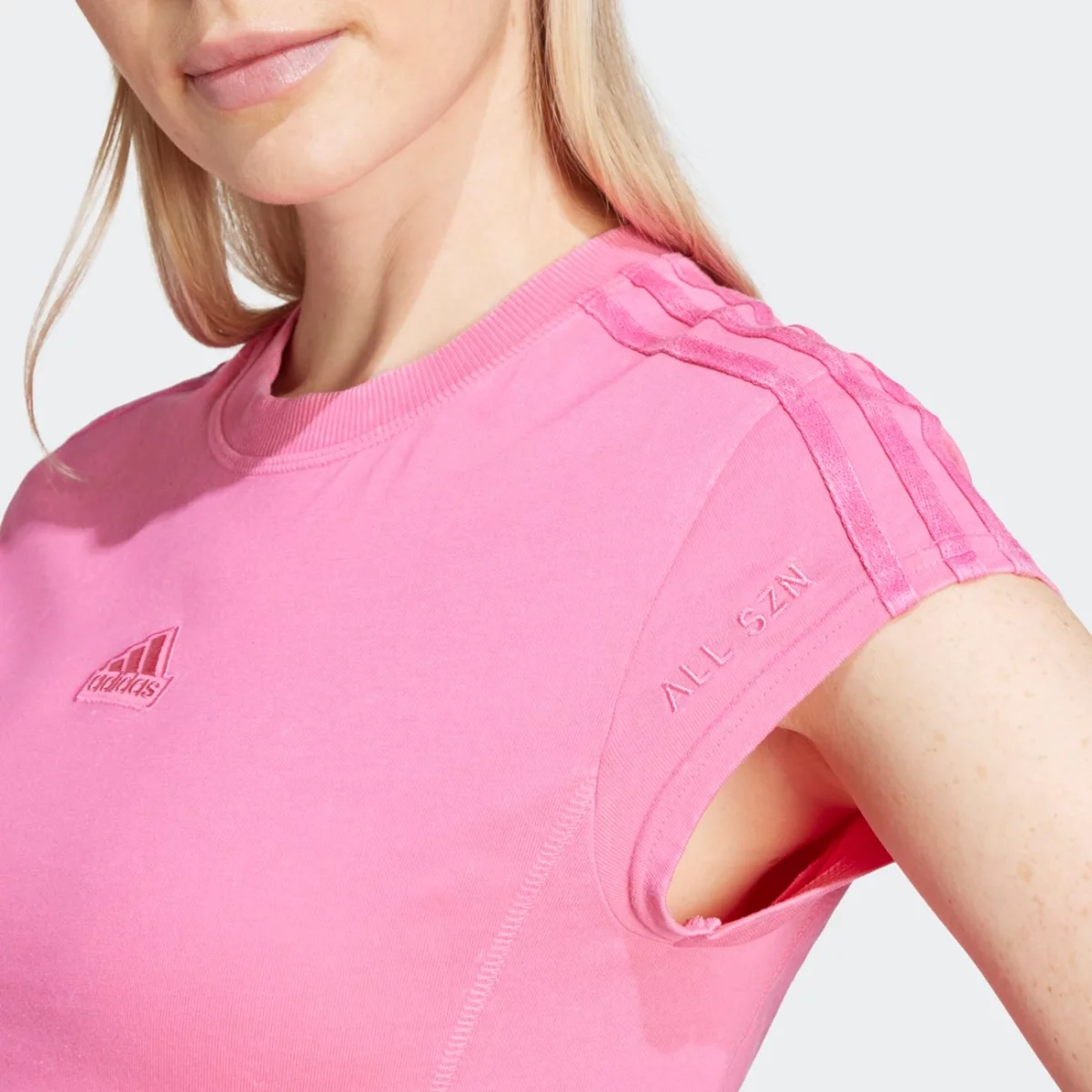 ir8854_8_apparel_on-model_detail-view-2_grey-huge-6657b22d611c7