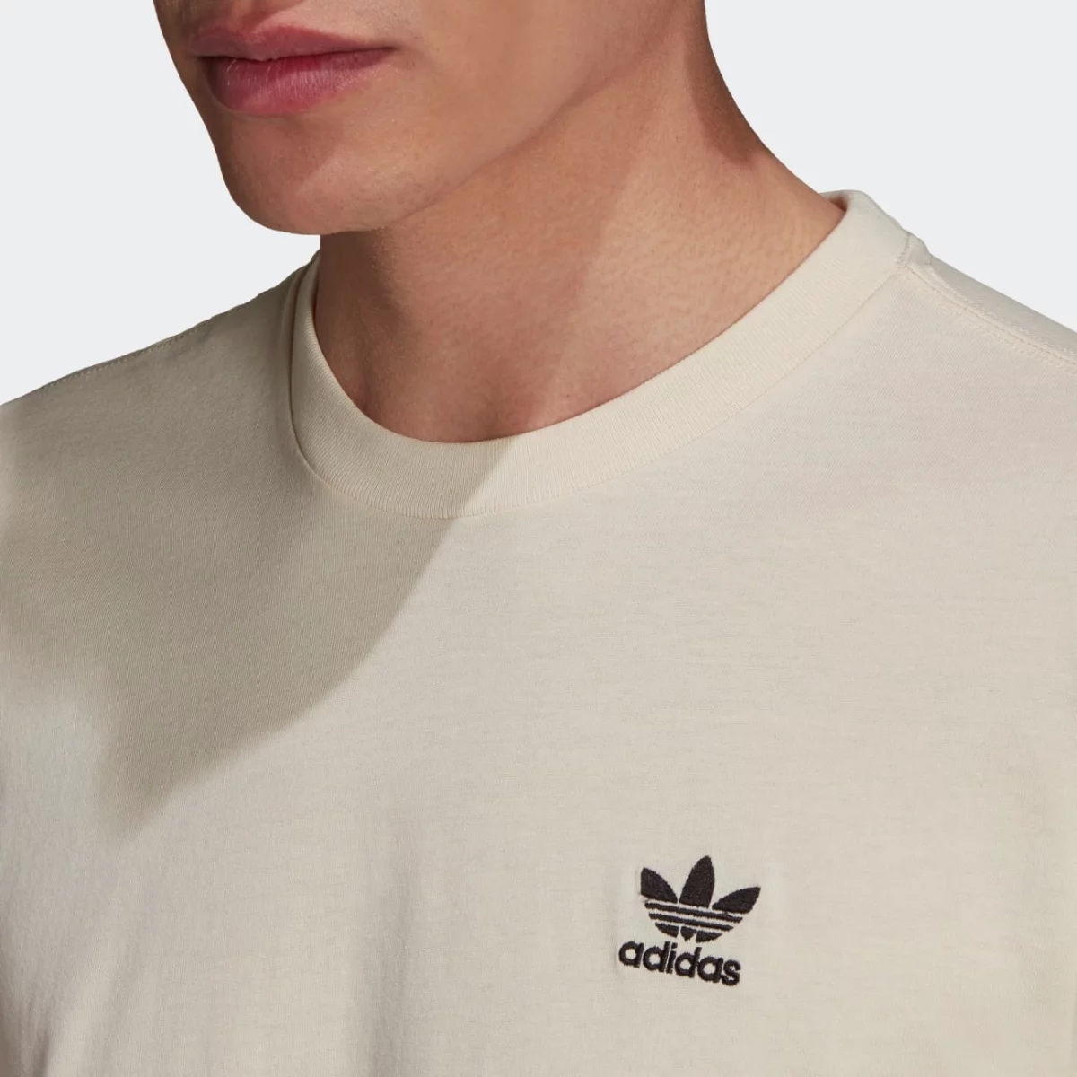 he7194_7_apparel_on-model_detail-view-1_grey-huge-665794226484f