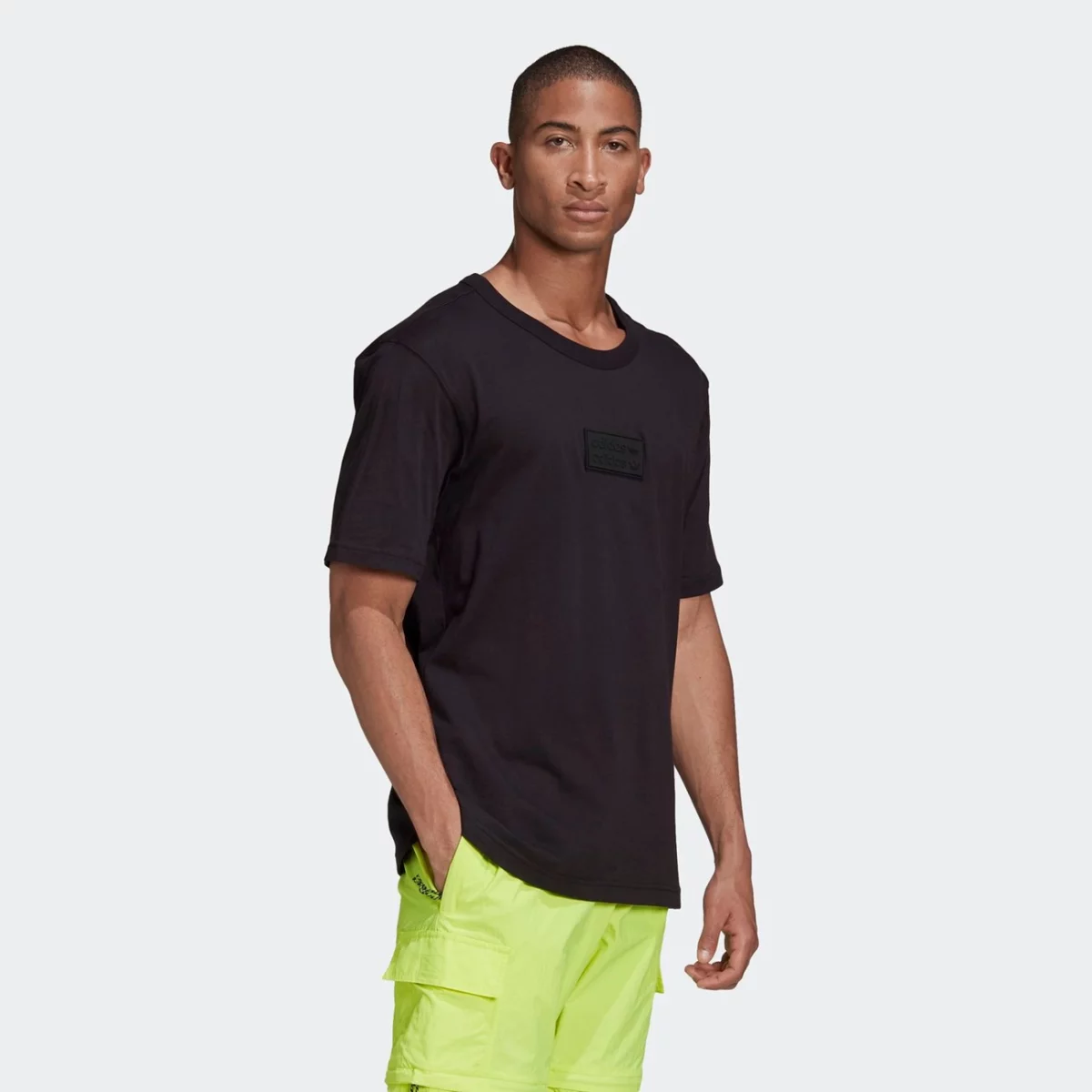 gn3310_app_on-model_walking_gradient-huge-66575627ee652