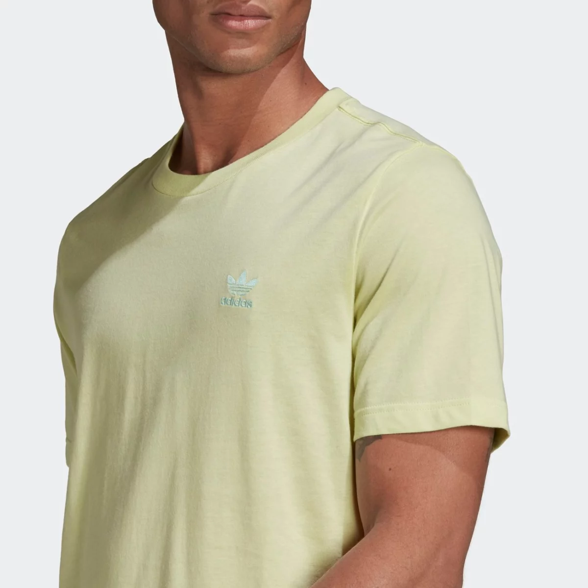 gn3403_app_on-model_detail-1_gradient-huge-665755eb4eaad
