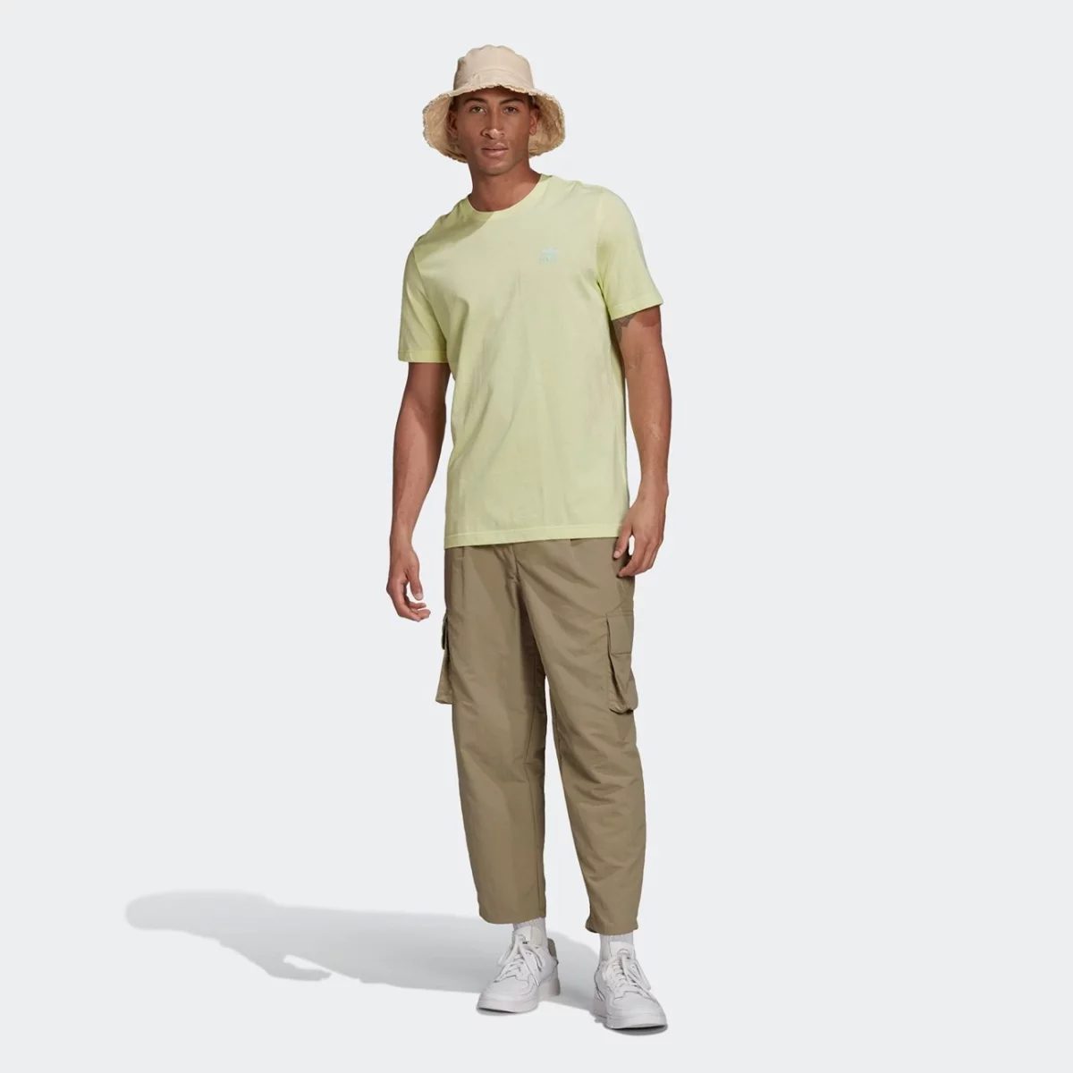 gn3403_app_on-model_walking_gradient-huge-665755f1c3376