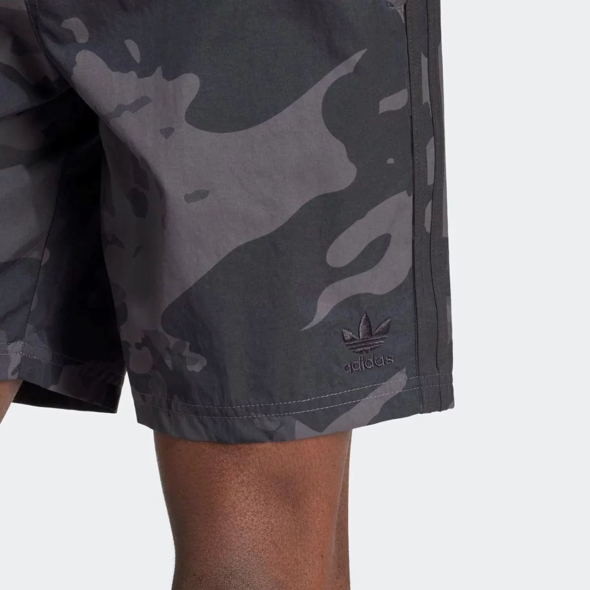 it8639_8_apparel_on-model_detail-view-2_grey-huge-6657b1e184460