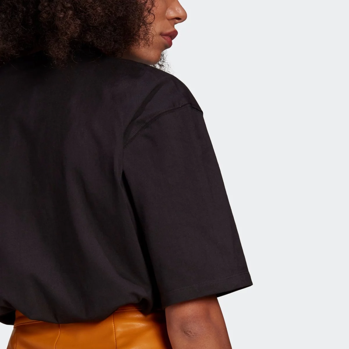 gn4784_app_on-model_detail-2_gradient-huge-665777d38cbee