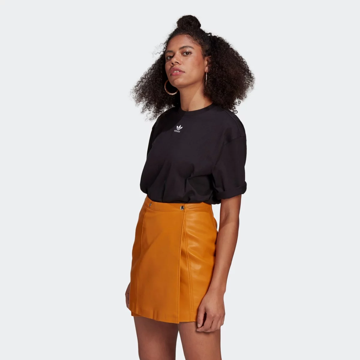 gn4784_app_on-model_standard_gradient-huge-665777ccd0453