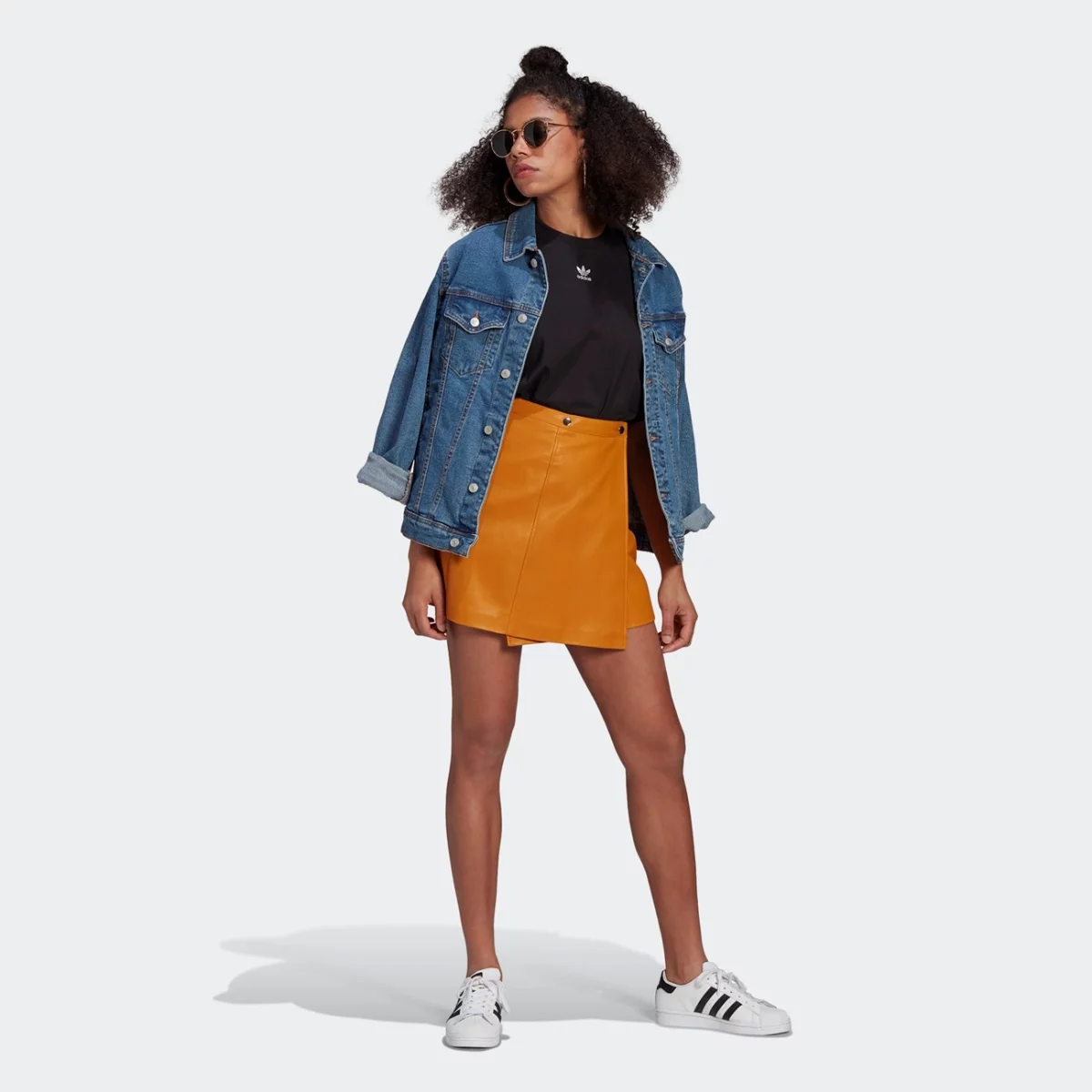 gn4784_app_on-model_walking_gradient-huge-665777cfe613b