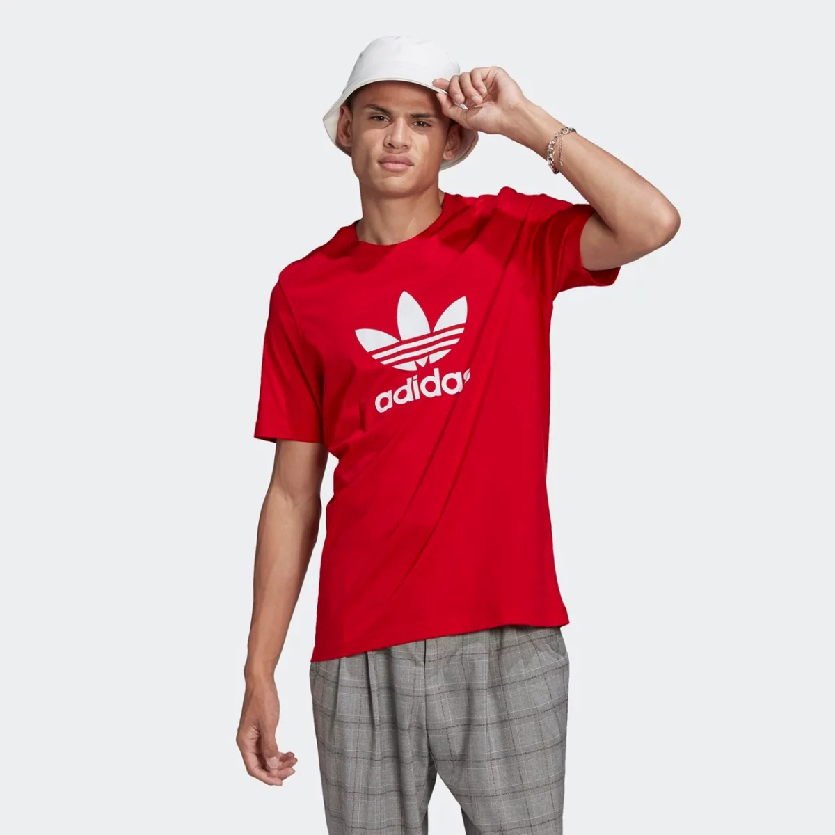 gn3468_app_on-model_standard_gradient-huge-665753abbccc9