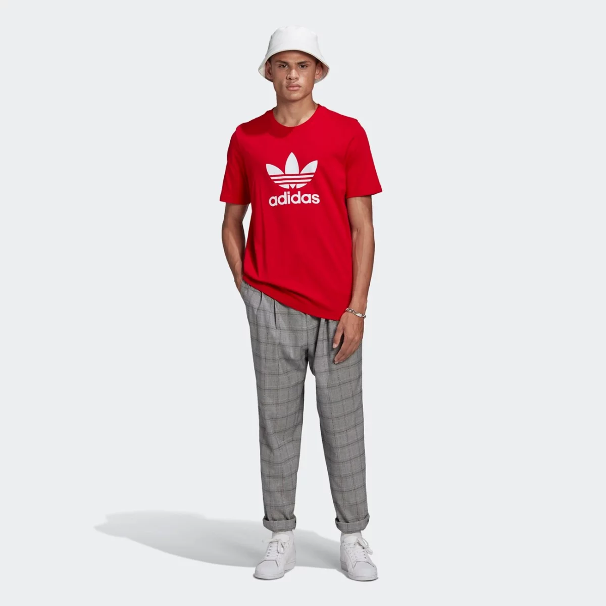gn3468_app_on-model_walking_gradient-huge-665753b4e4977