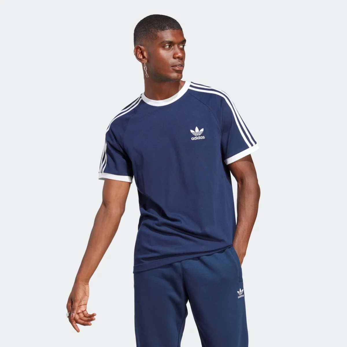 ia4850_3_apparel_on-model_standard-view_grey-huge-6657a245e3456