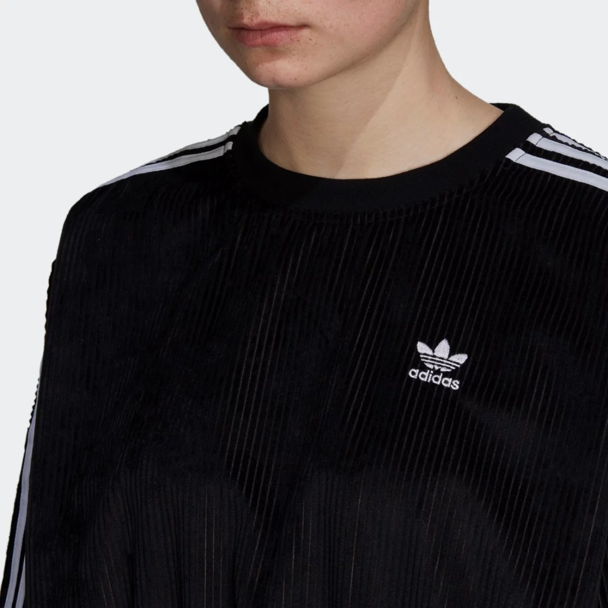 h37848_app_on-model_detail-1_gradient-huge-665764854640e