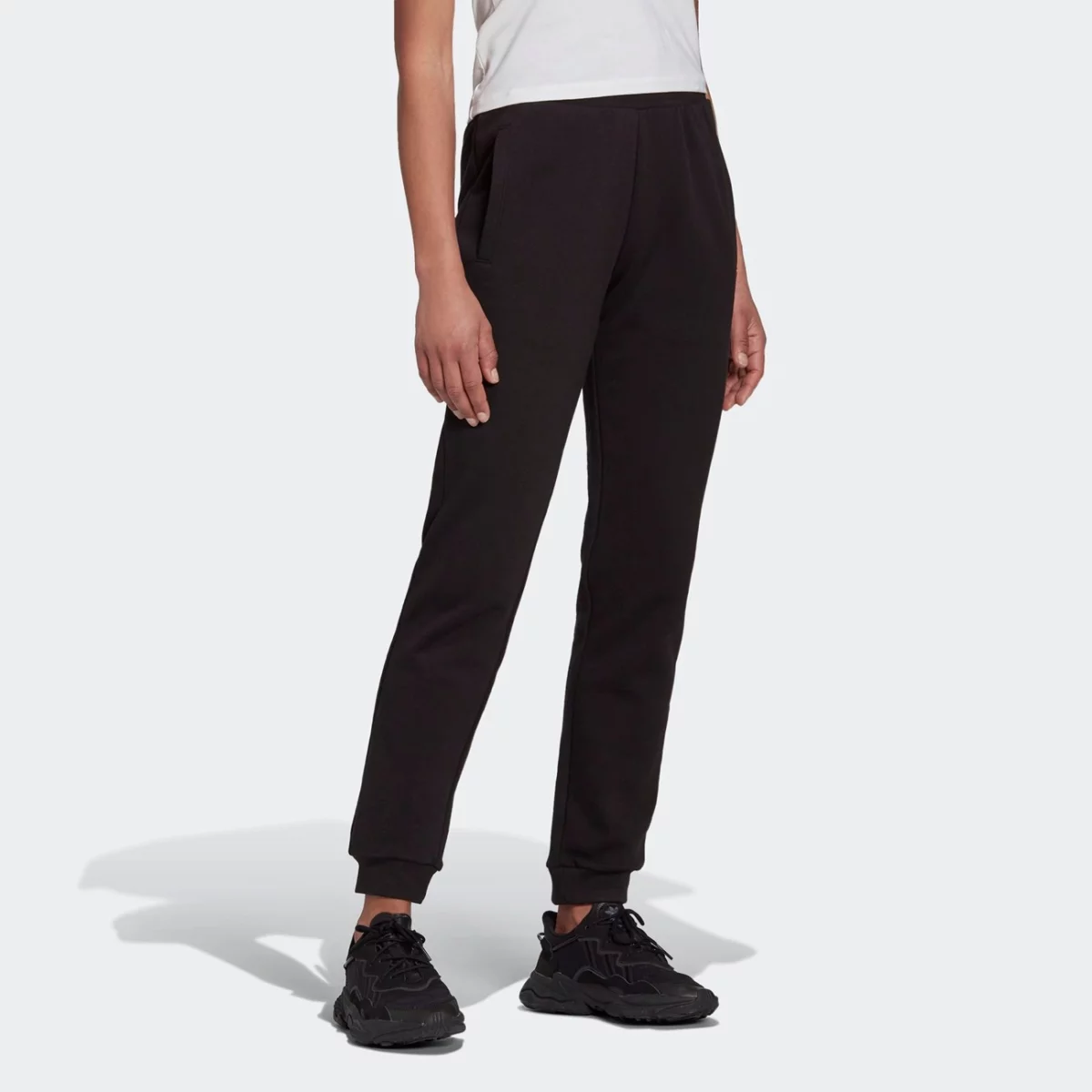 h37878_app_on-model_walking_gradient-huge-665778e507eb3