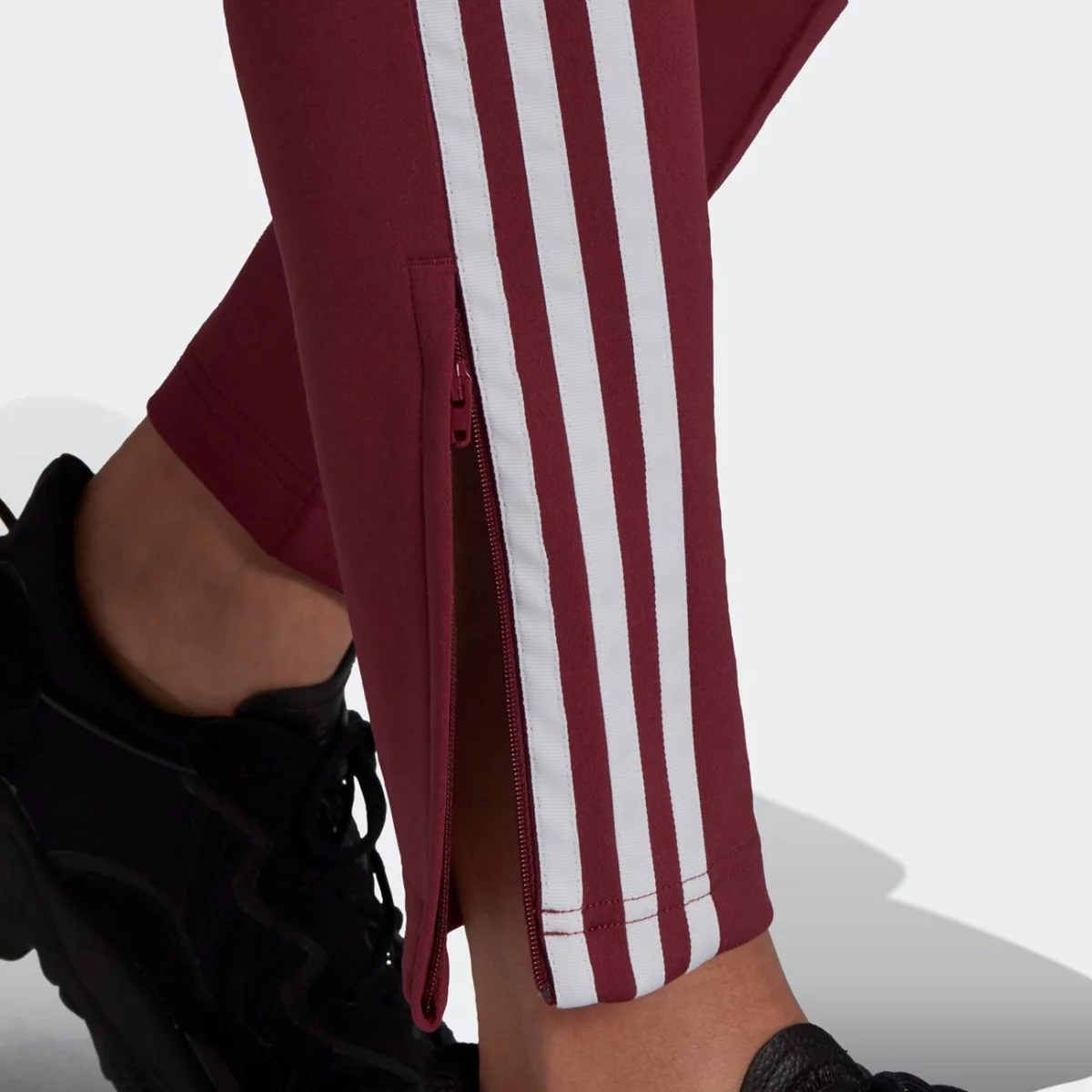 h34580_app_on-model_detail-2_gradient-huge-665765eeeaa4b