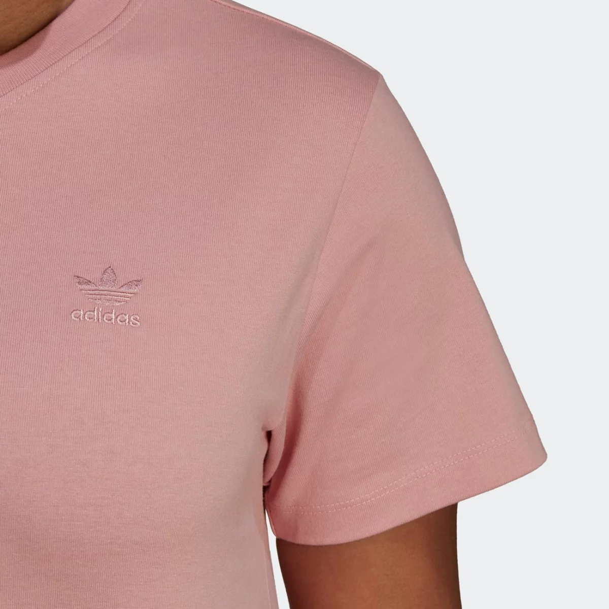 he6890_app_on-model_detail-1_gradient-huge-6657771b2b5af