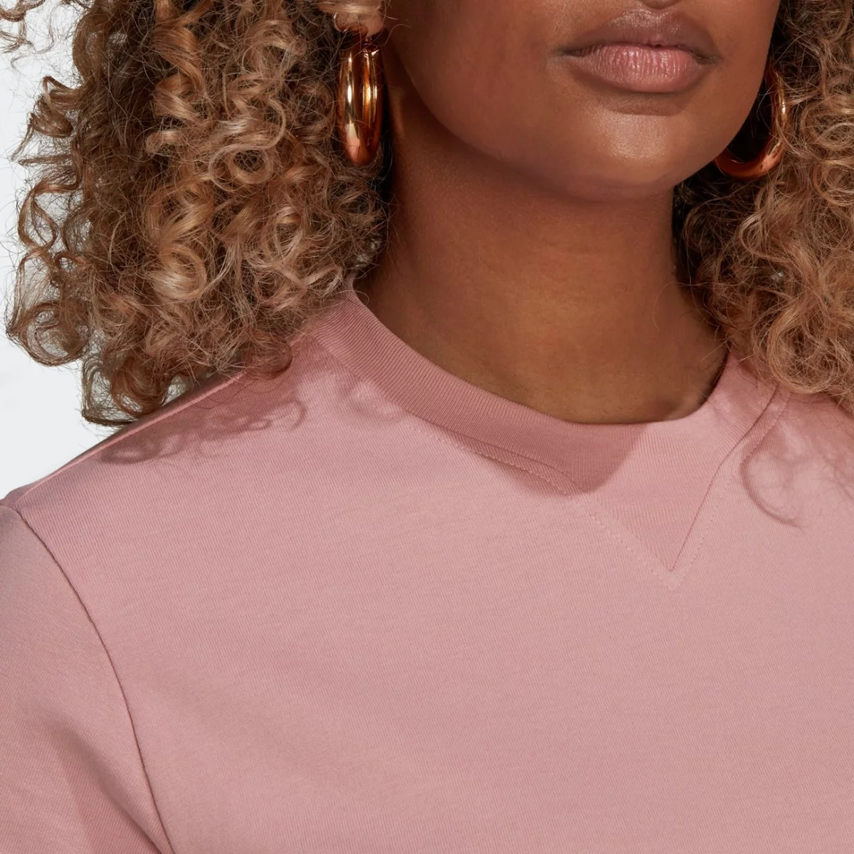 he6890_app_on-model_detail-2_gradient-huge-6657771d3c7b3
