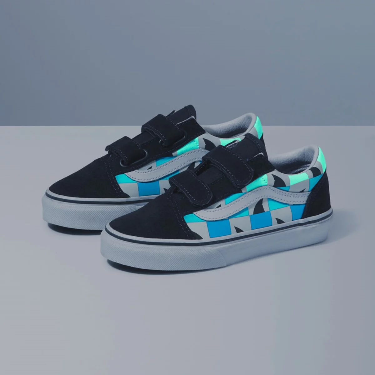 vn0a4buvac31_kidsglowcheckerboardsharksoldskoolv_2-huge-6658157866c6f