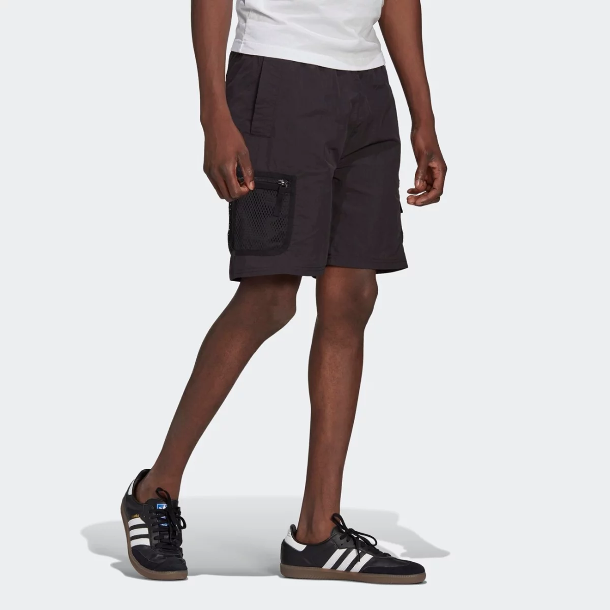 gn2341_app_on-model_walking_gradient-huge-6657559dad8bb