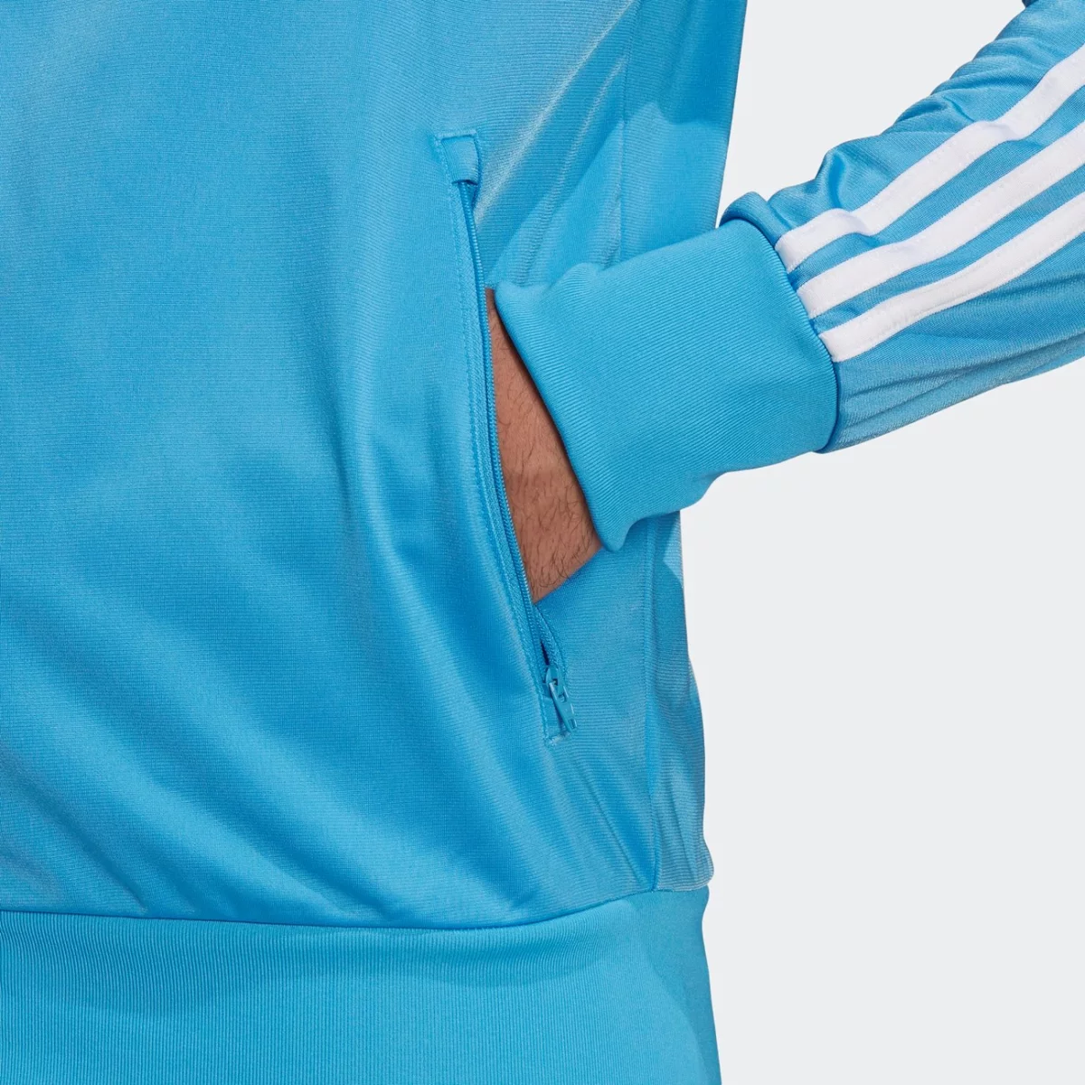 hb9431_app_on-model_detail-2_gradient-huge-66577aab06303