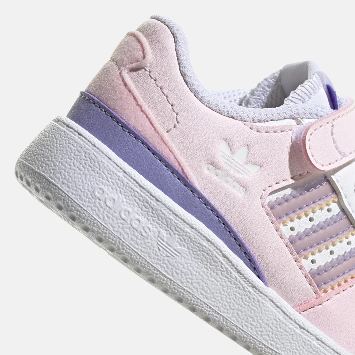 gy8200_9_footwear_photography_detail-view-2_transparent-huge-665808b0d0440