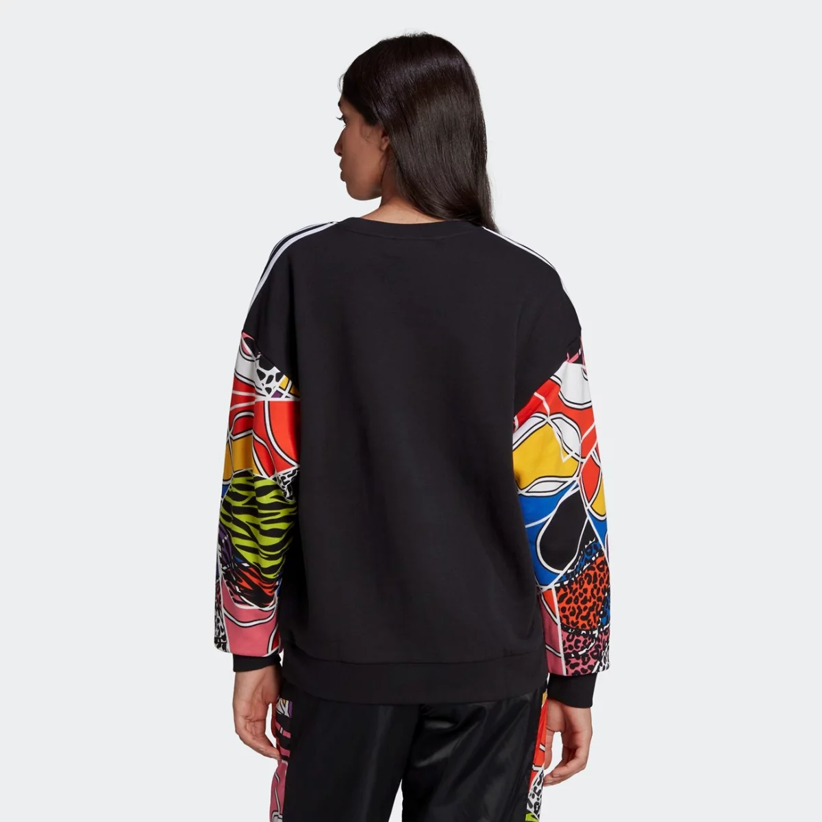 hc4473_app_on-model_back_gradient-huge-66577445966fc