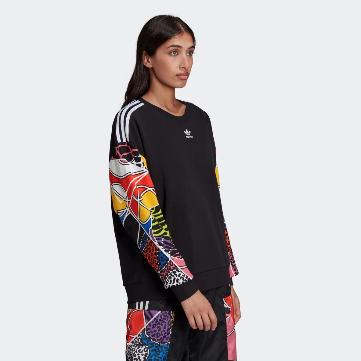 hc4473_app_on-model_walking_gradient-huge-6657744741bff