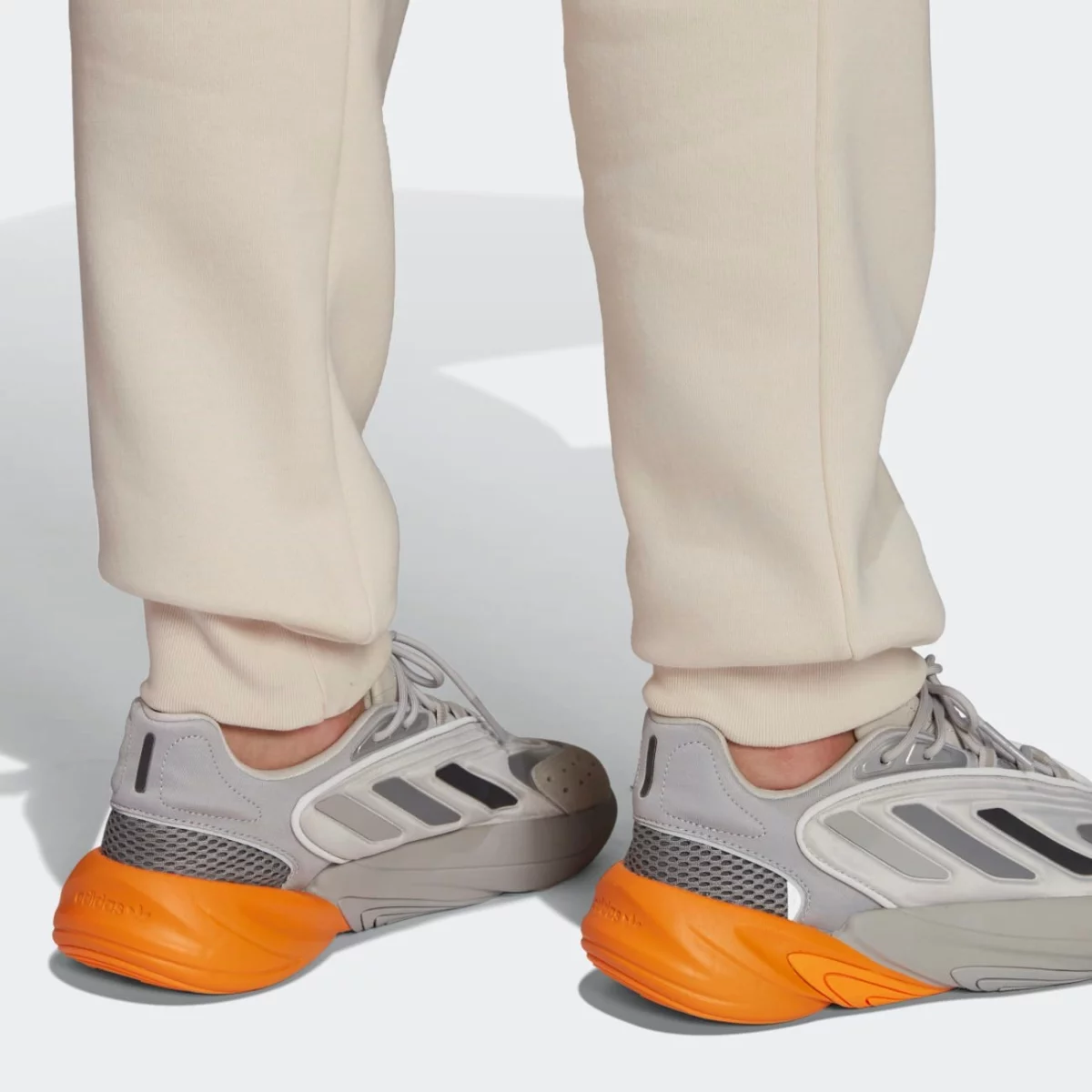 he9410_7_apparel_on-model_detail-view-2_grey-huge-6657941c1ce26