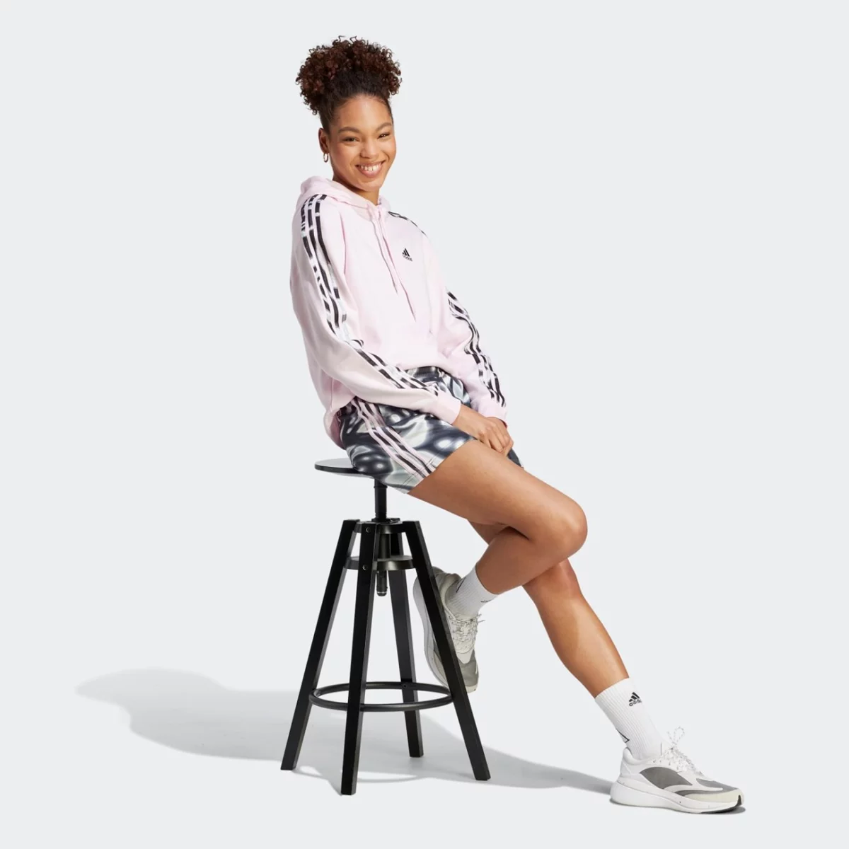 il5873_6_apparel_on-model_walking-view_grey-huge-6657a6aedbd5e