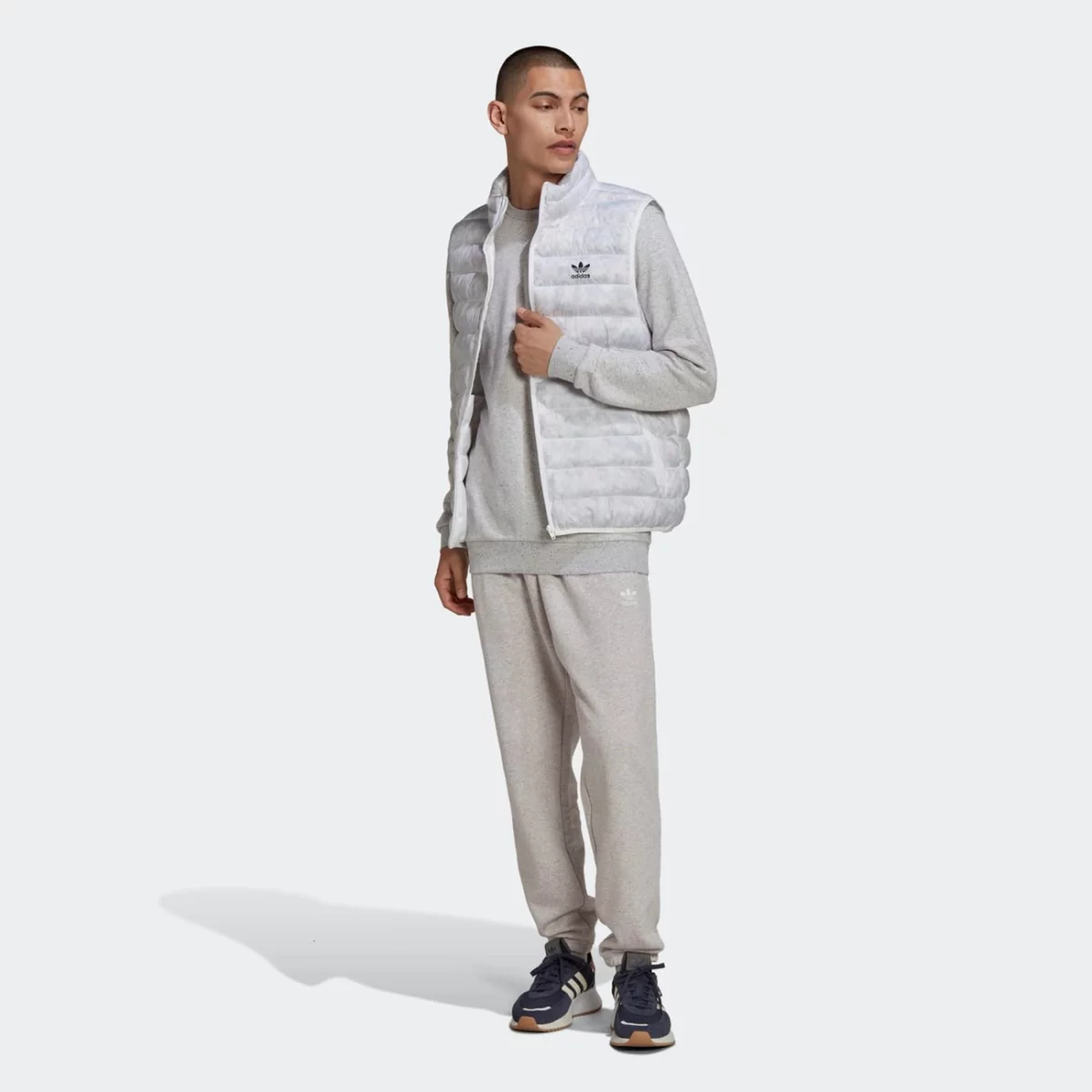 hk7539_8_apparel_on-model_standard-outfit-view_grey-huge-6657927d93ac8