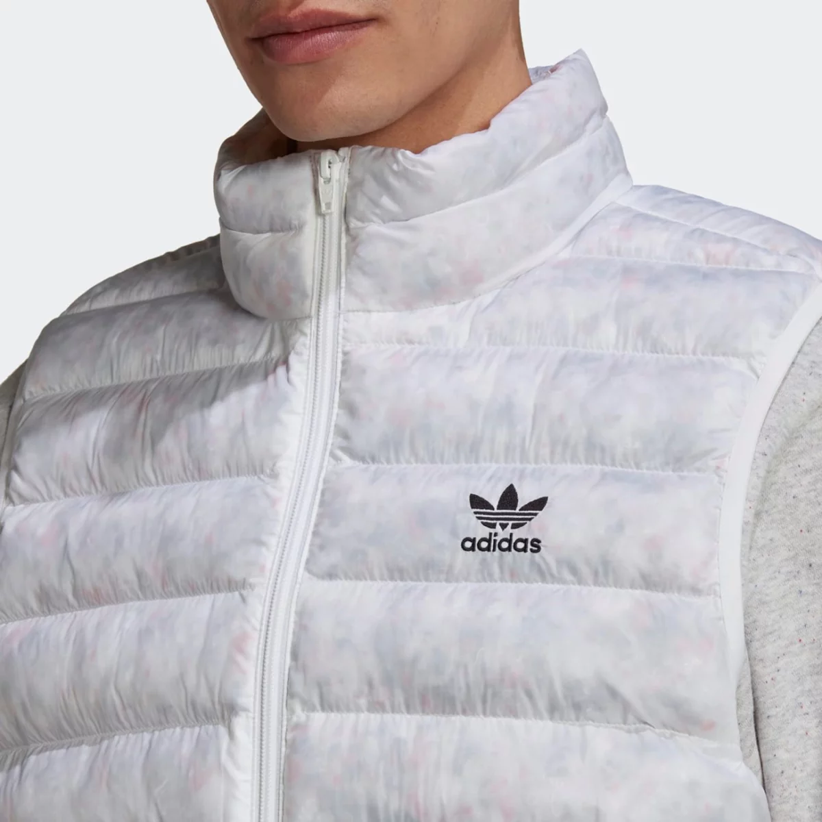 hk7539_9_apparel_on-model_detail-view-1_grey-huge-6657928096f86