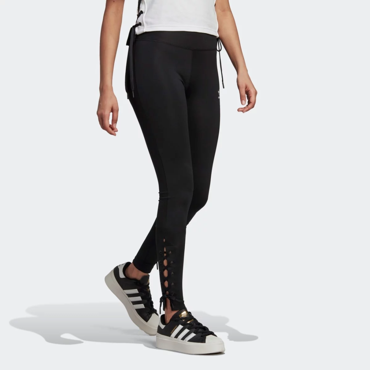 hk5077_5_apparel_on-model_walking-view_grey-huge-665794c9664aa
