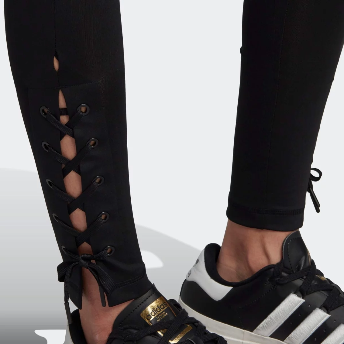 hk5077_6_apparel_on-model_detail-view-1_grey-huge-665794caa149b