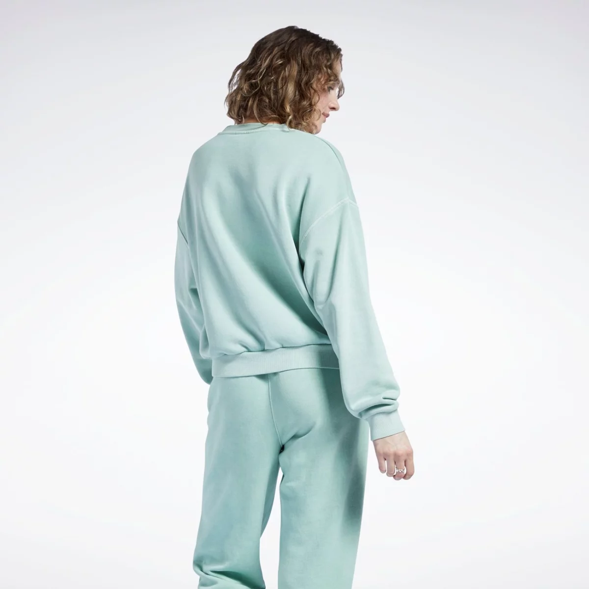 hb8632_app_on-model_back_gradient-huge-6657793f2aa83