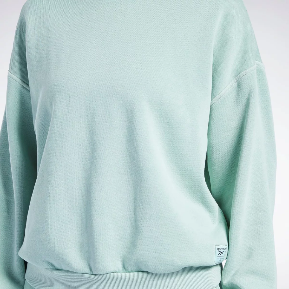 hb8632_app_on-model_detail-1_gradient-huge-6657794637089