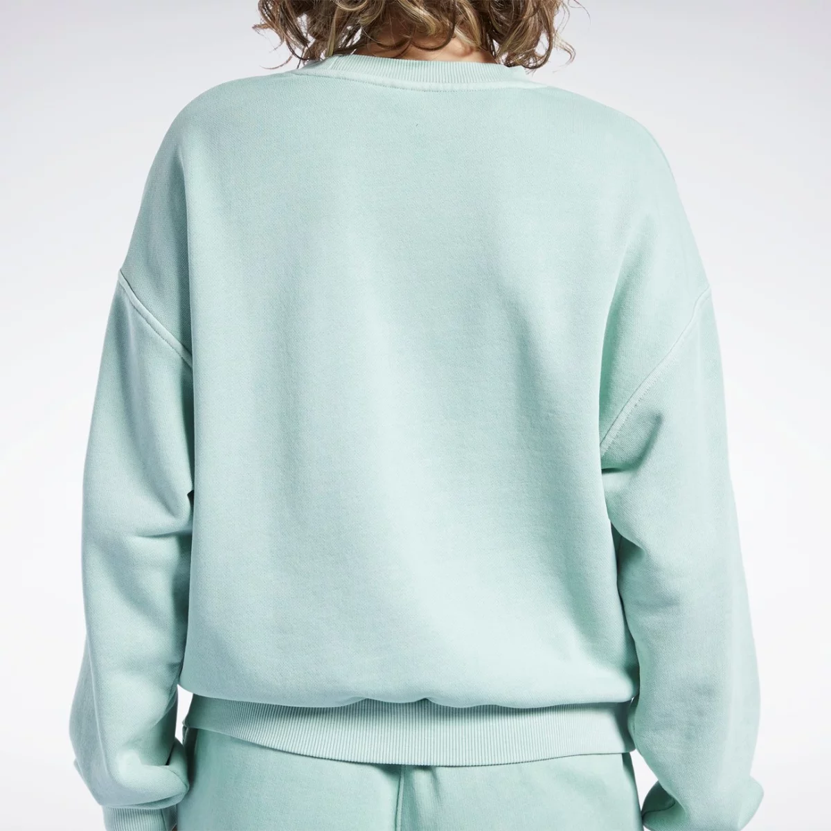 hb8632_app_on-model_detail-3_gradient-huge-665779420038d